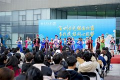 表演正在全体合唱《我和国》的密意歌声中落幕