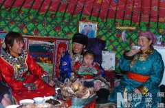 东乌珠穆沁旗蒙古族牧平易近哈斯巴根二）正在